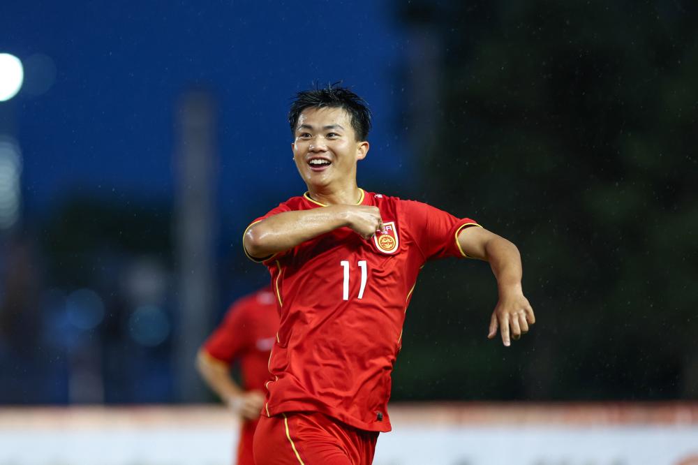 C罗一家海边度假，乔治娜晒比基尼展示性感身材